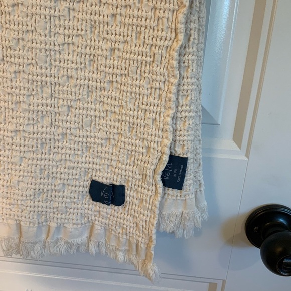 Vela Home Beige Textured Throw NWT - Picture 4 of 4